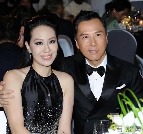 演都不演了！甄子丹三婚老婆谈香港火灾，暗指内地的锅，网友炸锅