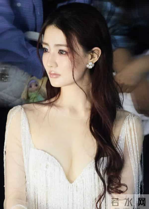 徐璐三亚婚纱周杀疯了！人鱼婚纱勾勒魔鬼曲线，生图下身材真有料