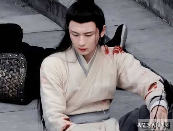 风向变了！35岁成毅拍戏受伤，深夜回应报平安，央媒发文为其撑腰