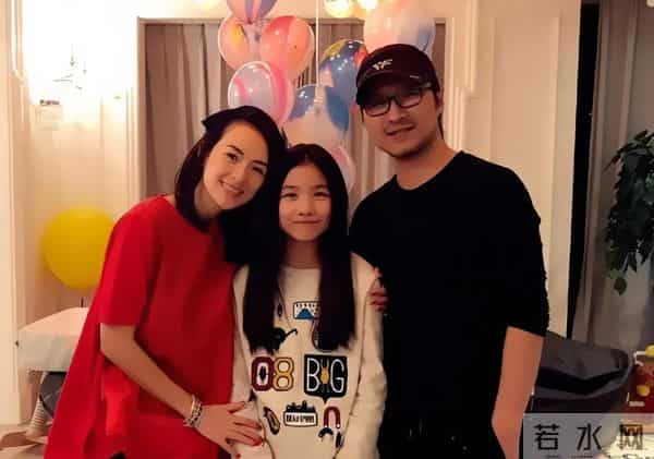 汪峰女儿小苹果早恋，穿沙滩短裤和男友合照，三任后妈章子怡最暖