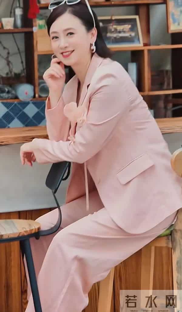 45岁熊黛林与57岁翁虹同框！穿西服套装干练有气场，两人都好美