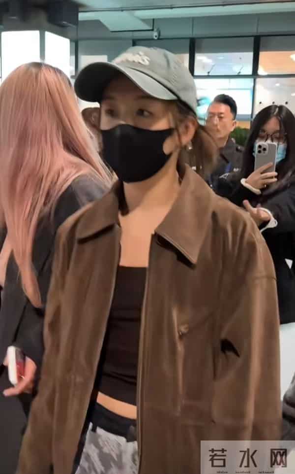 陈梦抵达厦门机场，麂皮棕外套配棒球帽，又飒又美