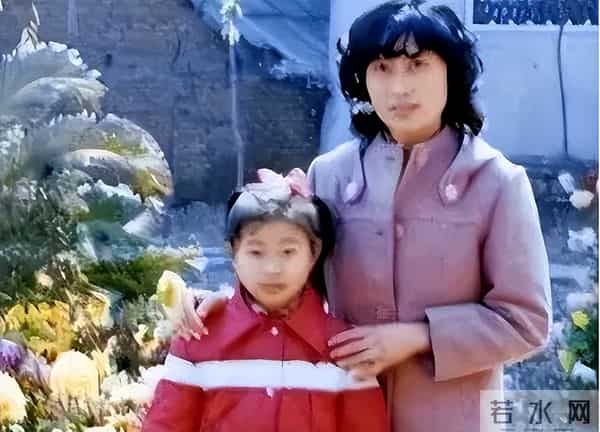 她9次登上春晚，却被谣传嫁给大31岁高层，如今49岁的她依旧单身