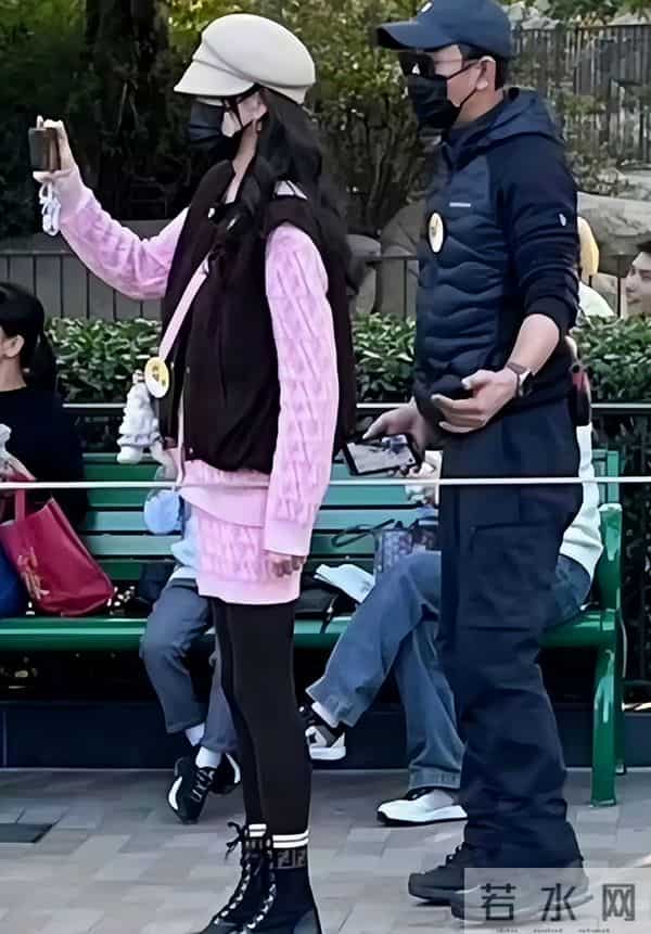 唐嫣复工状态不佳，脸肿胀不敢认私下没少哭，不停补妆也难掩疲惫