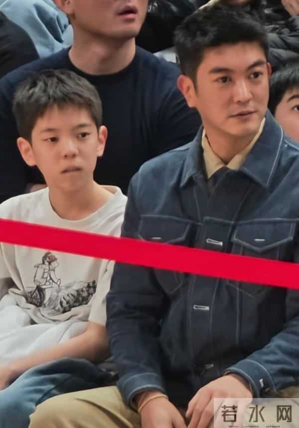 杜江带儿子嗯哼看男篮世预赛，儿子与妈妈霍思燕越来越像！