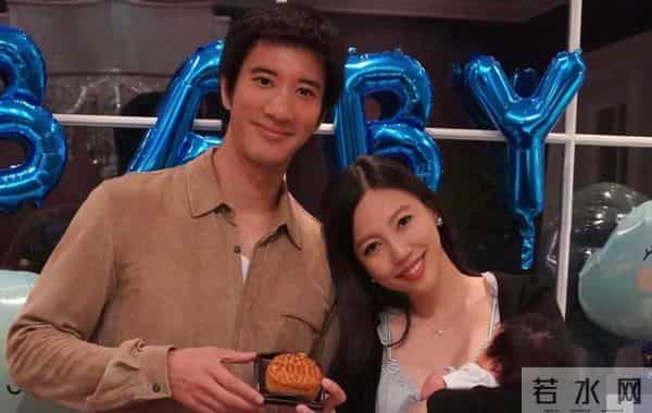 李靓蕾参加邱泽许玮甯婚礼，深V长裙开到胸口，想不被注意都难