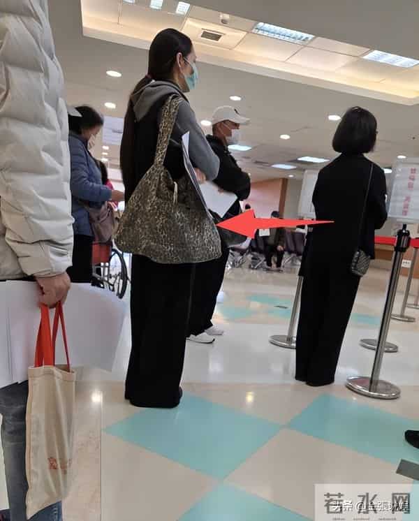 郭碧婷三亚走秀，双目无神被张予曦抢风头，曾曝女儿被同学孤立