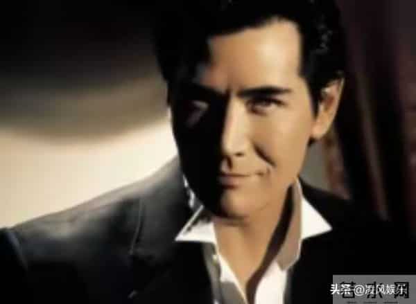 64岁费翔独居英国，房子自带超大花园，母亲去世后养猫为伴不孤单