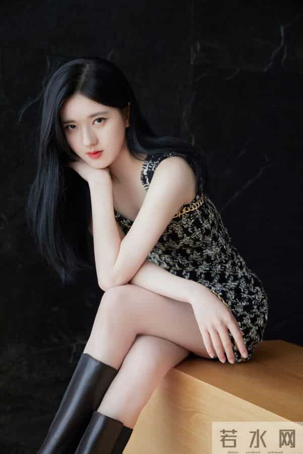 赵露思｜长筒靴下大白腿，更显气质又显美