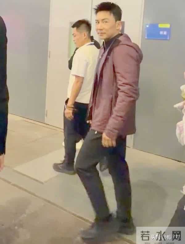 53岁刘畊宏在上海被偶遇，他身材真好，腹肌肉眼可见，太帅了吧