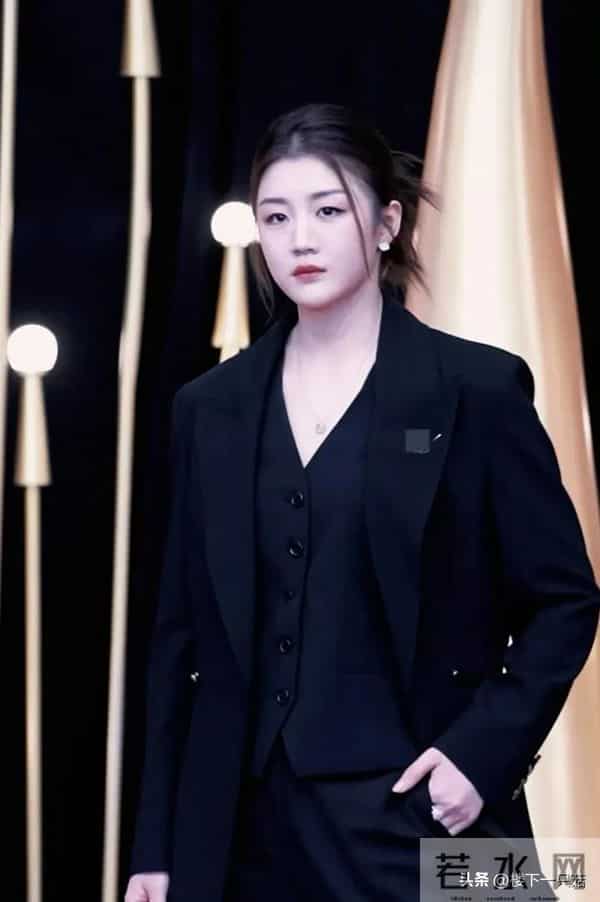 陈梦穿深V黑西装 手插裤兜走路带风 女强人既视感 不打球气场也好强