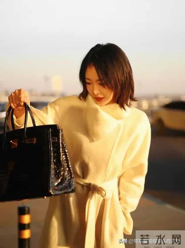 高叶剪了短发气质大变！一身白色大衣走机场，简约又高级！
