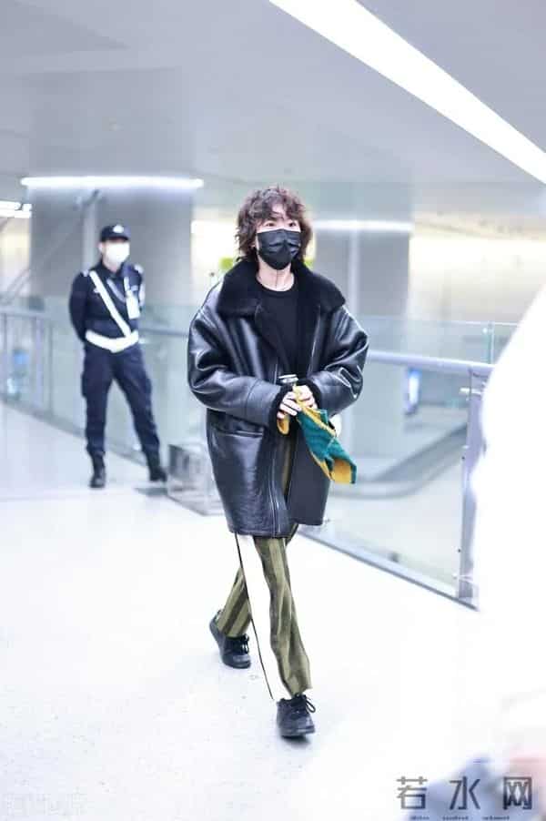 窦靖童穿皮毛外套烫卷发！个性潇洒，气质越来越像王菲