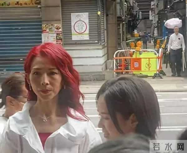 面相变了！52岁蔡少芬为钱四处奔波累到脱相，被王晶嘲讽不上进