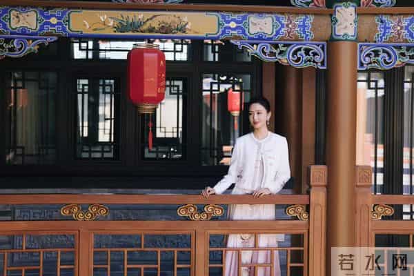 佟丽娅回母校！晒美照庆中戏75周年，依然是校花站C位，靳东也在