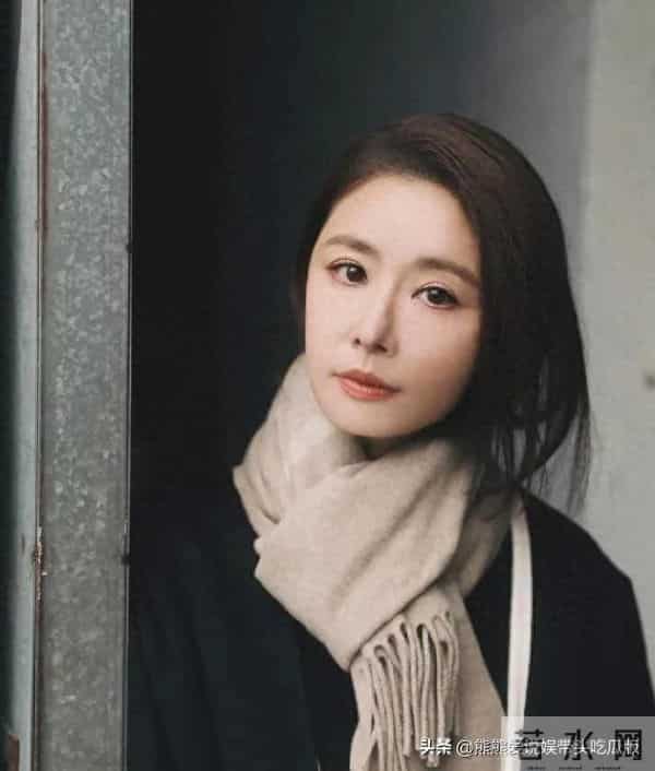 49岁林心如增肥后美得更惊艳！穿大衣+黑裤子好高级，差点认不出