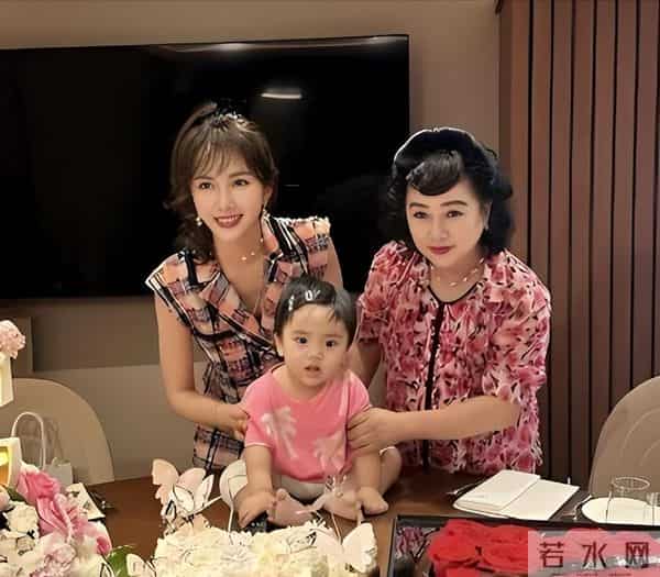 李念带3个孩子去美国，给13岁女儿买打折裙子，三代人同住大别墅