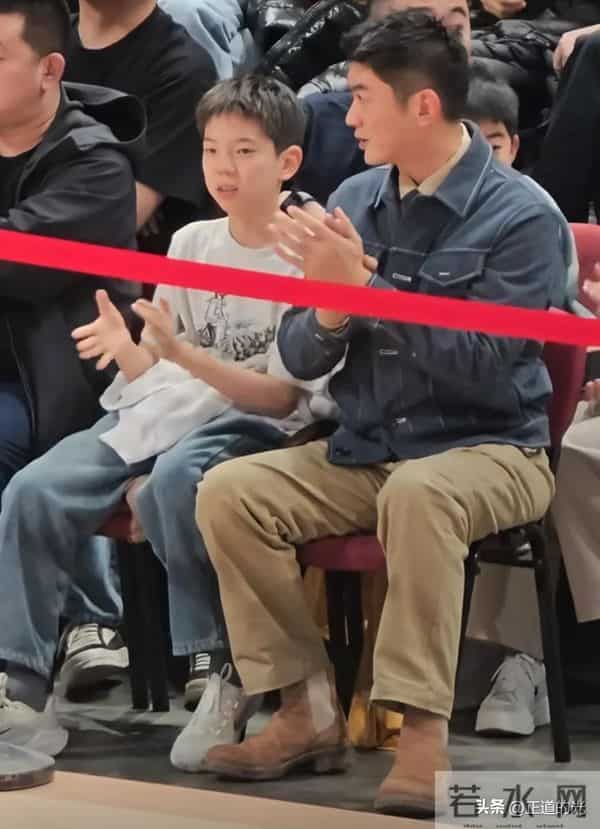 杜江带儿子看男篮比赛 嗯哼龅牙 两颊鼓像金鱼嘴 12岁身高近1米7