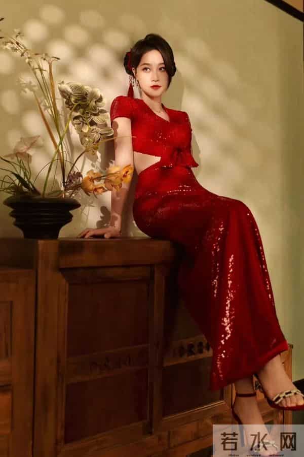 蓝盈莹｜红裙露背装杀疯了！中式氛围感美到失语