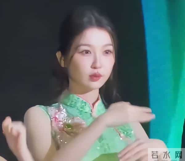 同样是奔三的女星，宋轶深夜素颜白到发光，虞书欣盛装出席被喷丑