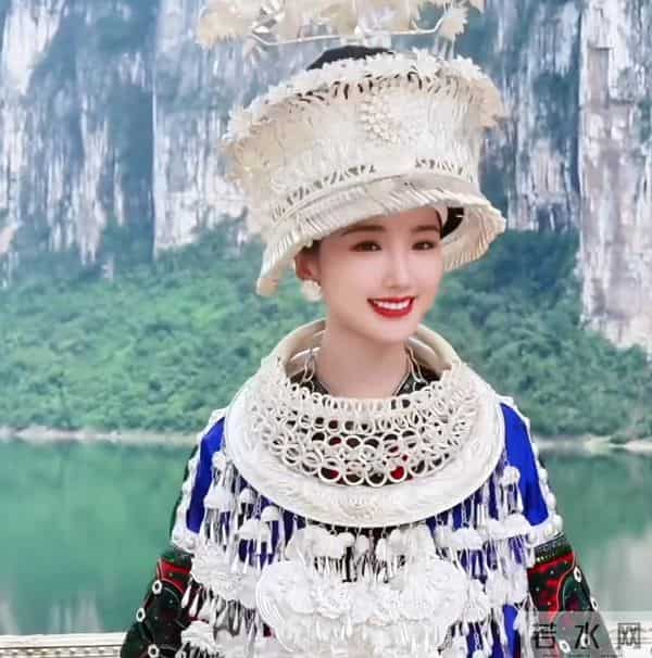 “电梯门”8年后，再次官宣喜讯的毛晓彤，是陈翔高攀不起的存在