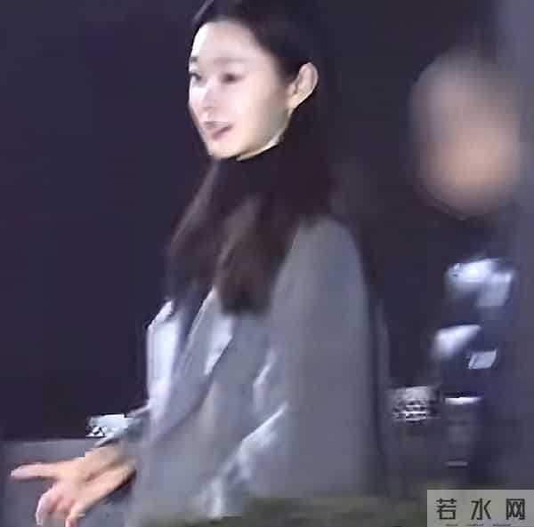 同样是奔三的女星，宋轶深夜素颜白到发光，虞书欣盛装出席被喷丑