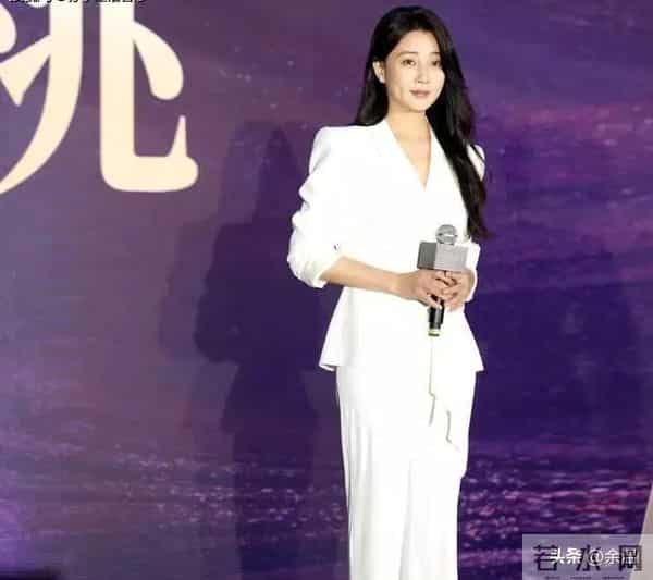 殷桃亮白长裤配修身西装，妩媚气场太绝了