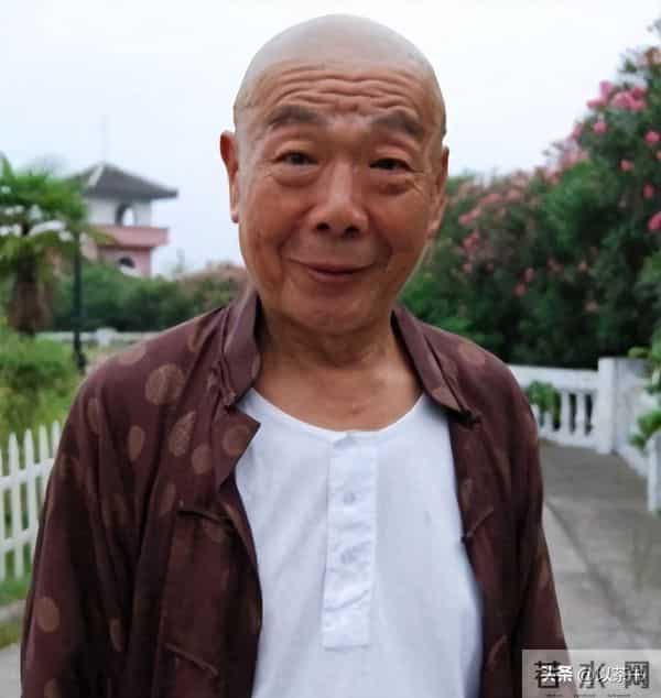 原来他已去世11年，早年恋情精彩52岁才结婚，遗孀比他小23岁