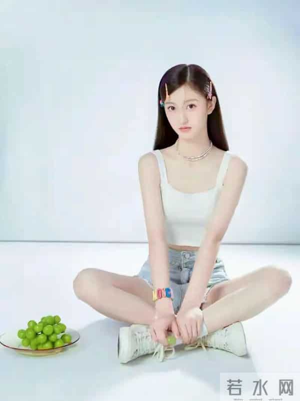 “人间水蜜桃”裴佳欣出落得太美了！五官精致像娃娃