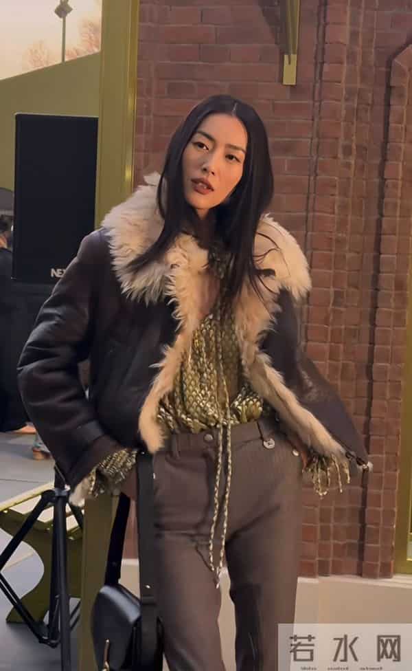 刘雯皮衣配皮靴，大长腿逆天！
