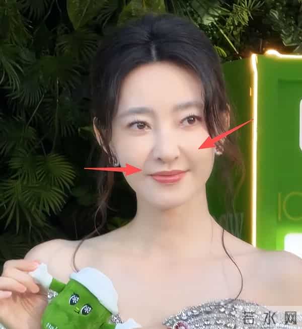 厦门红毯“见光死”，宋轶副乳尴尬，高圆圆皮松肉垮，王丽坤脸胖