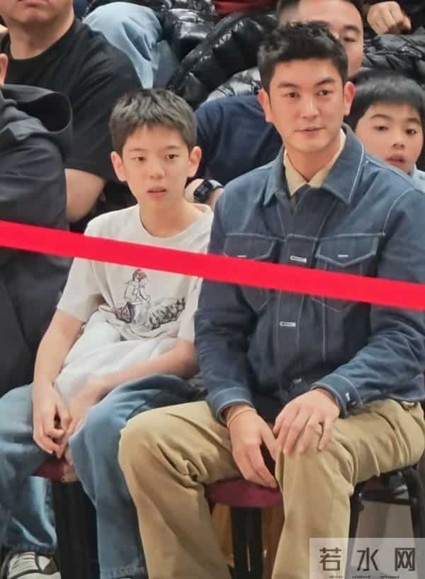 杜江带儿子嗯哼看男篮世预赛，儿子与妈妈霍思燕越来越像！