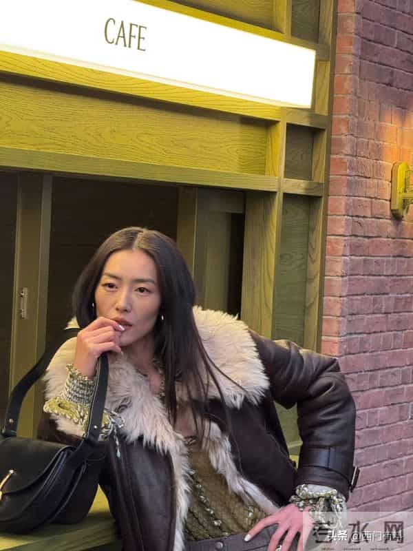 刘雯亮相线下活动，长腿成焦点，网友直呼“恐高”！