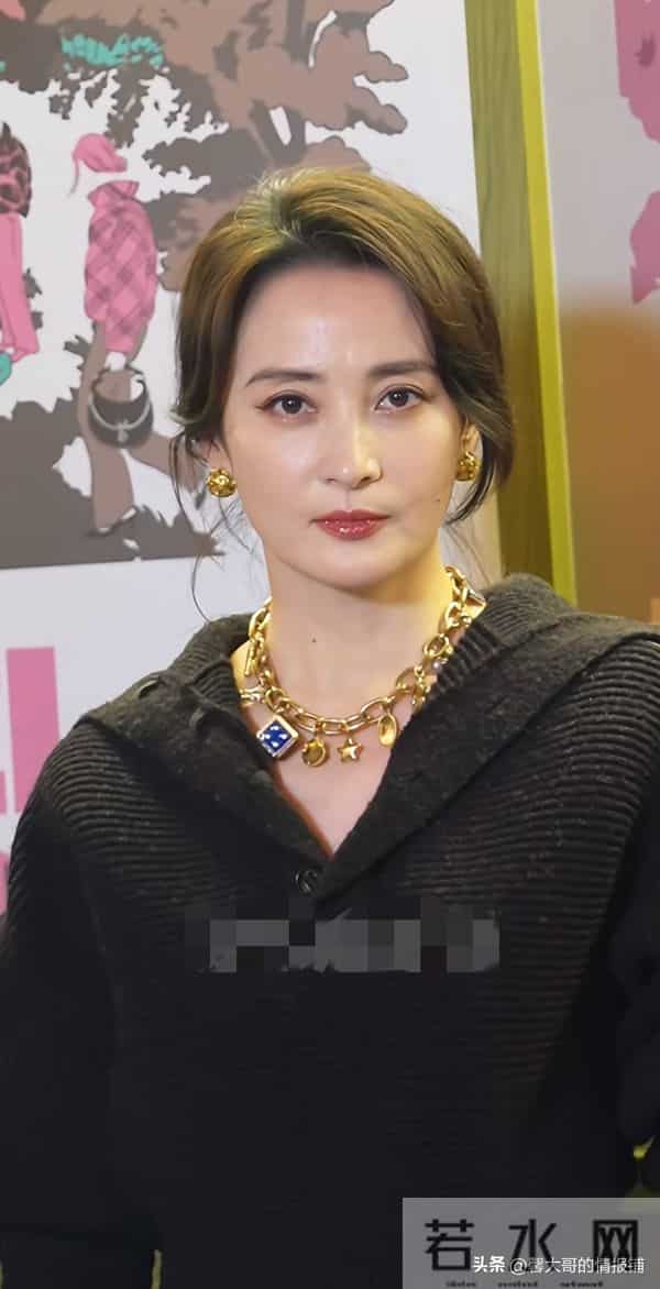 50岁蒋勤勤惊艳亮相！上了年纪啊，脸上身上保留点“肉”是真抗老