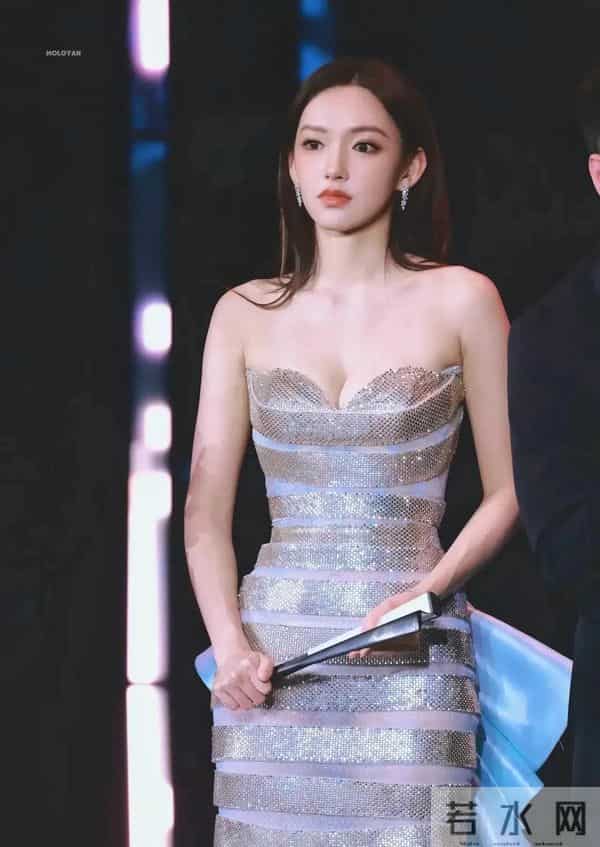程潇抹胸礼服写真，身材太好了