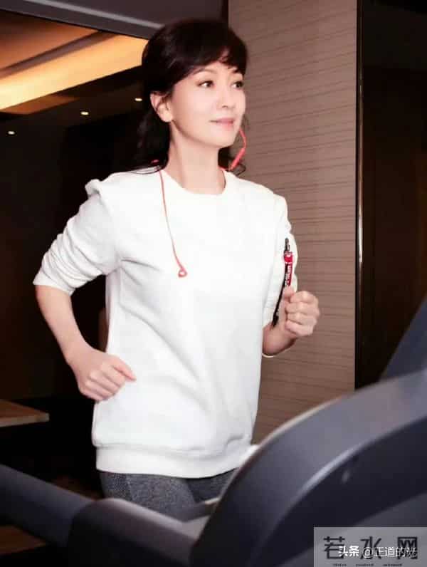 赵雅芝被疯狂粉丝进房间躺床 难怪72岁的她一身腱子肉 还能跑马拉松