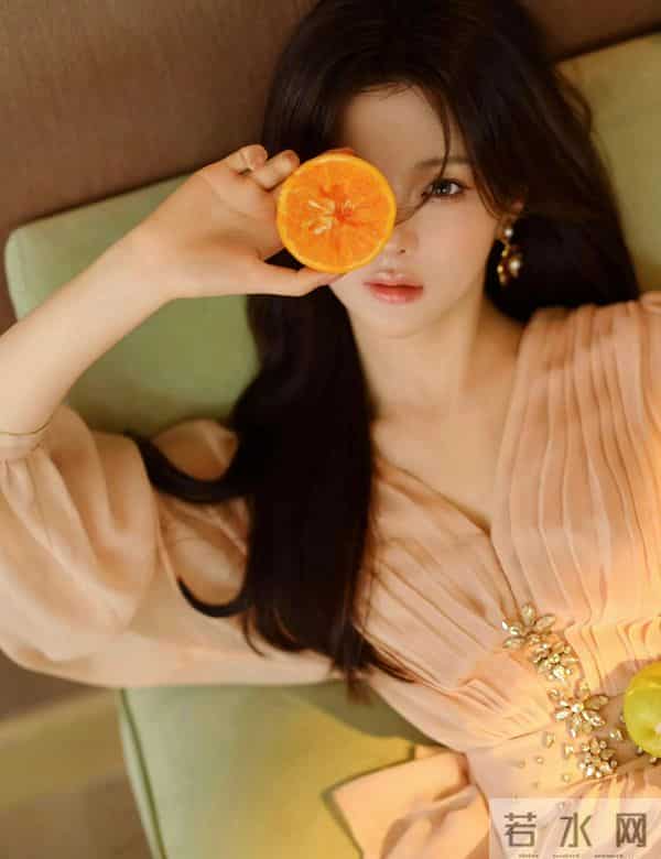 杨超越性感美腿