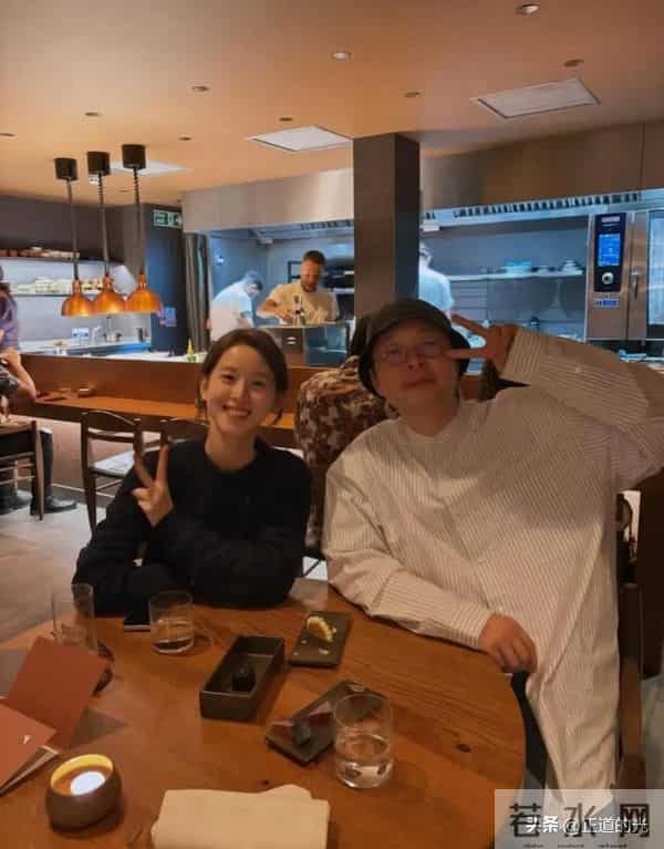 章泽天素颜皮肤紧致似少女 又和杜海涛伦敦同框 一起吃饭比耶合影