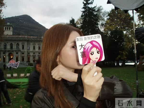 金晨今日份营业美照，一身衣皮长筒靴穿搭，又酷又美