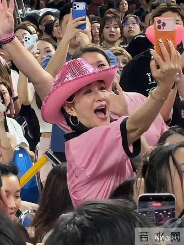 网友新加坡偶遇钟丽缇！粉衣闪帽少女感拉满，活力性格超圈粉
