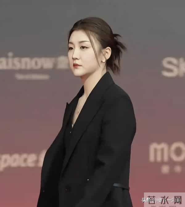 陈梦穿深V黑西装 手插裤兜走路带风 女强人既视感 不打球气场也好强