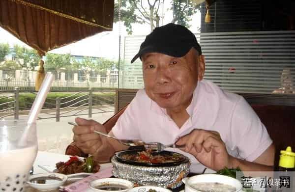 原来他已去世11年，早年恋情精彩52岁才结婚，遗孀比他小23岁