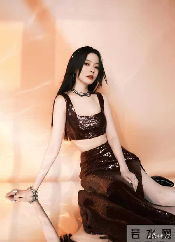 陈卓璇红裙美出圈！复古妩媚太上头，这气质绝了