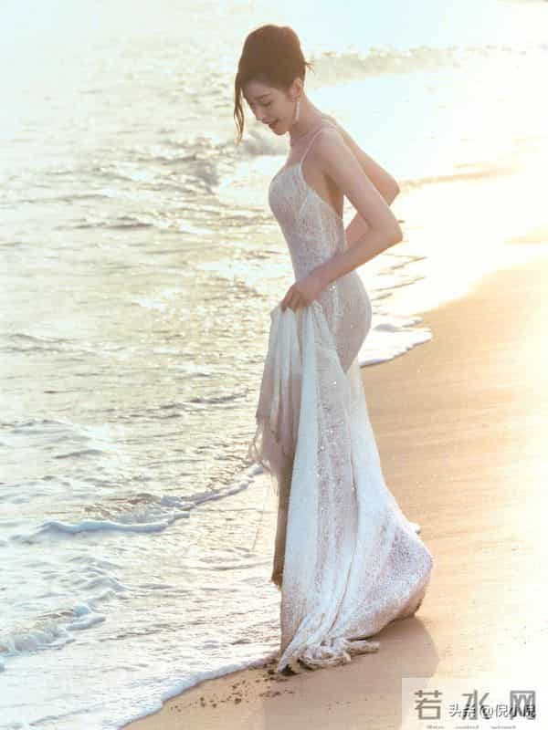 张天爱也太美了！透视吊带裙，身材婀娜多姿