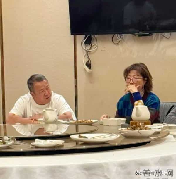 曾志伟在加拿大吃大餐，他穿着简单的短袖上衣，和朋友们侃侃而谈