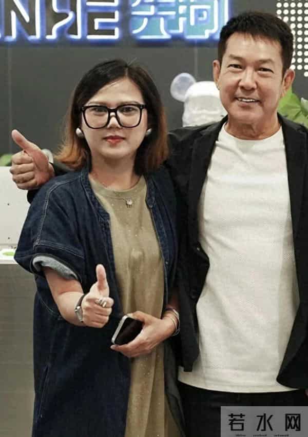 68岁元彪现身广西，和美女舞蹈家吃晚餐，肌肉饱满，身材练得超好