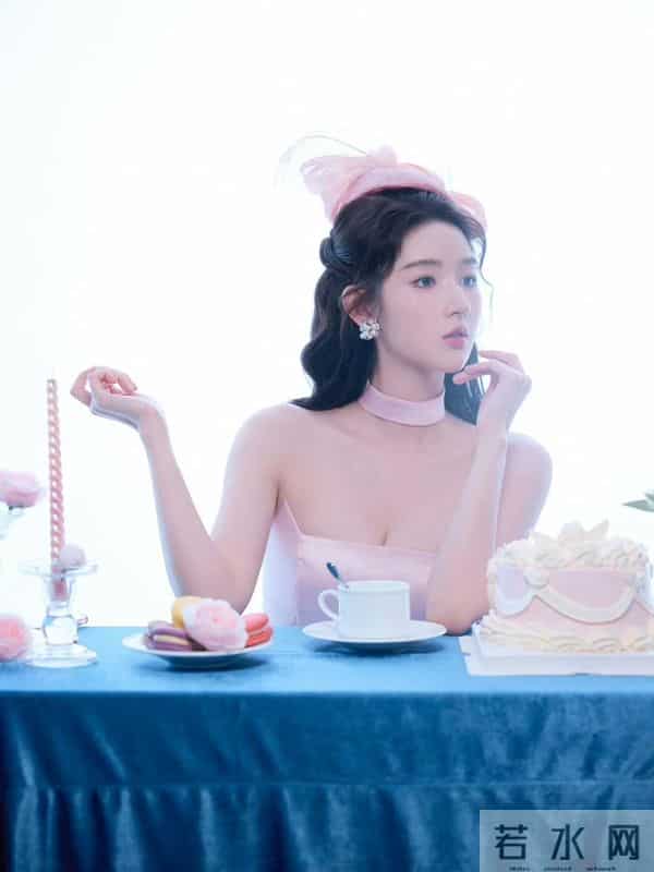 王玉雯抹胸粉粉嫩嫩