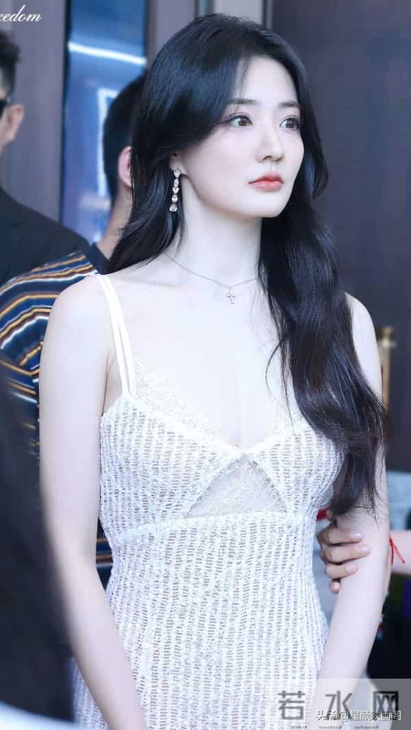 徐璐白色紧身网裙，大秀好身材！