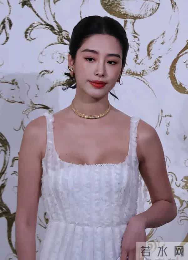 杨彩钰，活动生图。刘亦菲前干妈风韵十足。