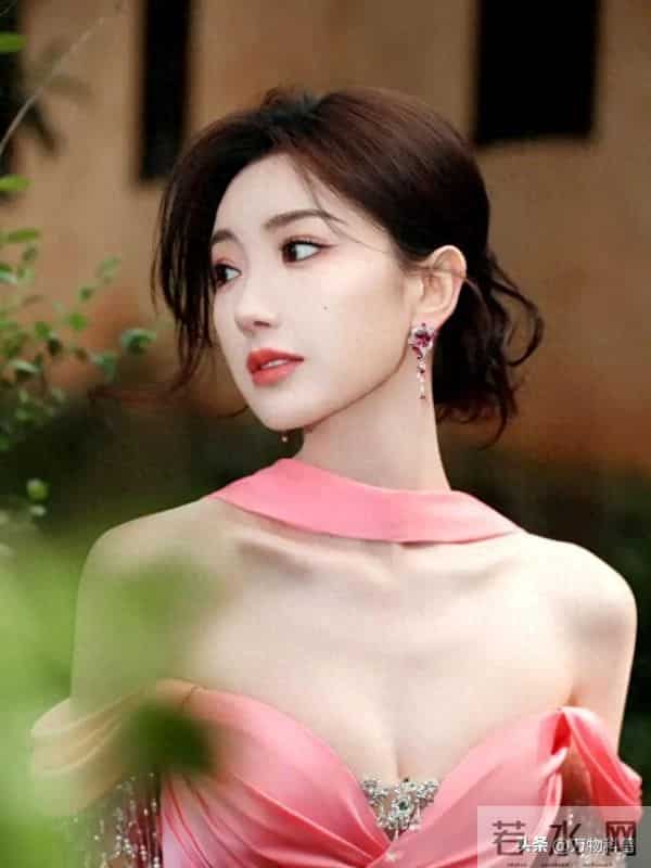 分手8年后，再次官宣喜讯的毛晓彤，已经成陈翔高攀不起的存在